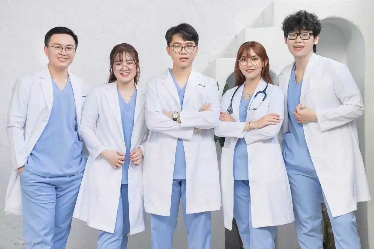 Áo blouse là trang phục đặc trưng và không thể thiếu trong môi trường y tế