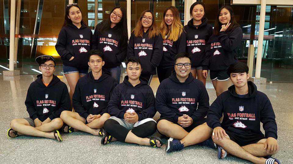 Áo khoác hoodie đồng phục mang phong cách trẻ trung, hiện đại