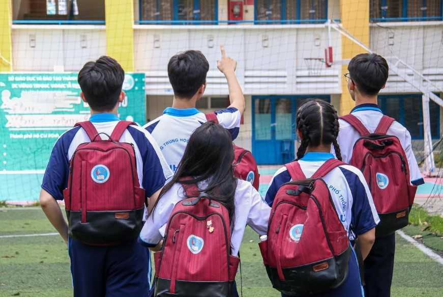 Học sinh sử dụng balo in logo trường giúp tạo sự đồng bộ và lan tỏa tinh thần đoàn kết