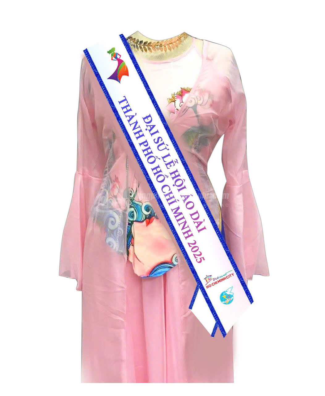 Nguyên Phi xuất hiện tại họp báo Lễ Hội Áo Dài TP.Hồ Chí Minh lần thứ 11 thông qua dây Sash (băng đeo chéo)