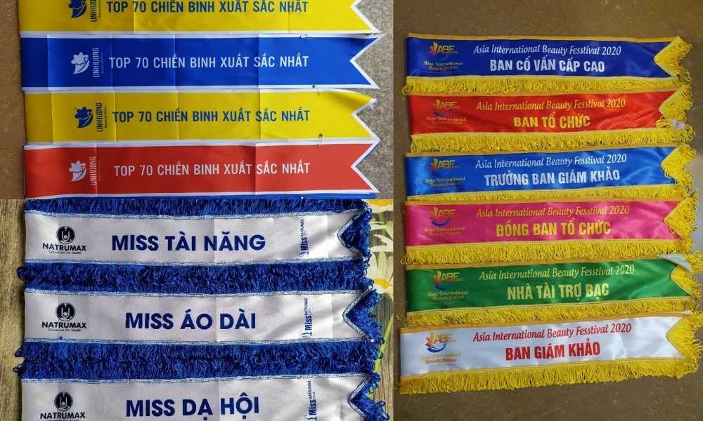 Băng đeo chéo (dây sash) là phụ kiện thường xuất hiện trong các sự kiện