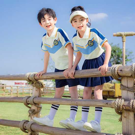 Đồng phục áo polo + quần short cho bé trai và chân váy cho bé gái