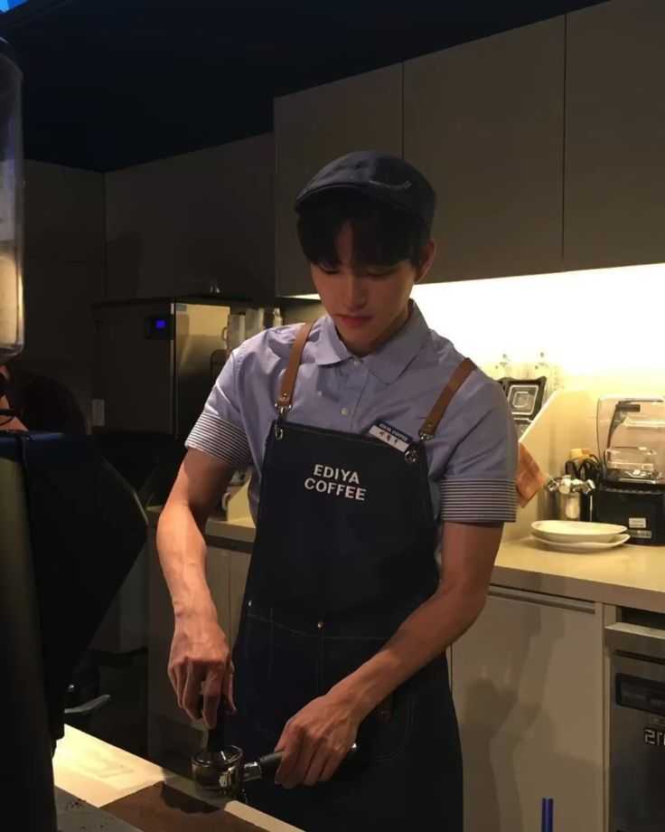 Đồng phục nhân viên barista với bảng tên riêng