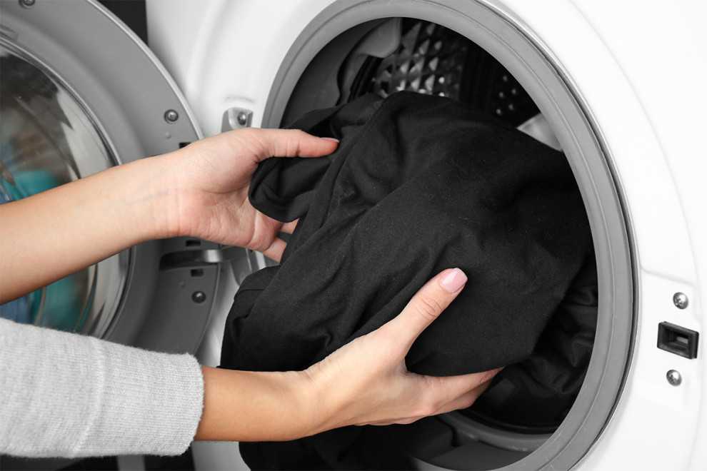 Giặt nhẹ nhàng bằng tay hoặc máy với chế độ phù hợp để tránh làm hỏng áo