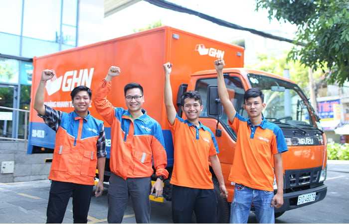 Nhân viên giao hàng GHN