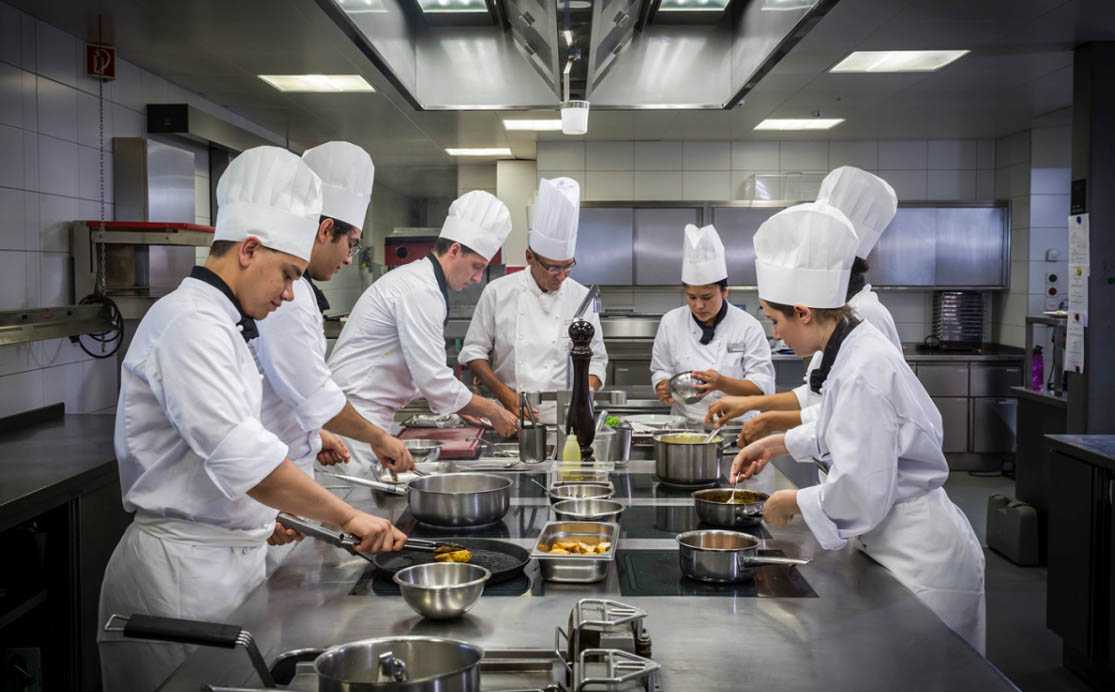 Tạp dề đầu bếp thường yêu cầu cao về sự thoải mái và đảm bảo an toàn vệ sinh